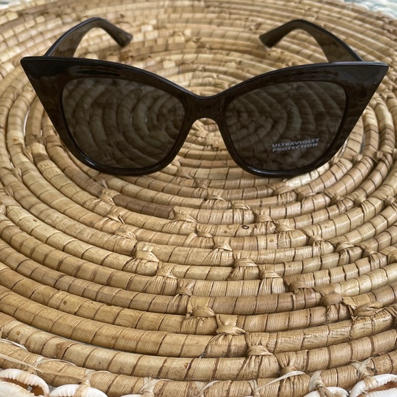 Ultraviolet protection Black Cat-Eye Sunglasses - Picture 1 of 4